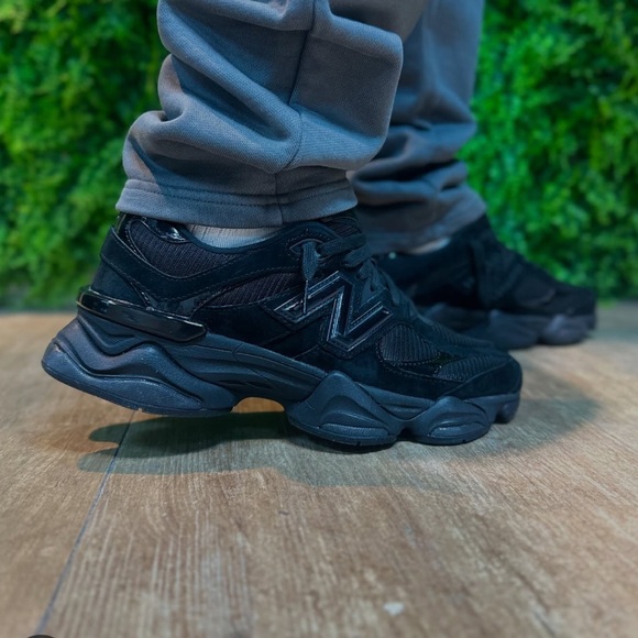 New Balance 9060 Triple Black Womens sz 7 - Picture 6 of 6